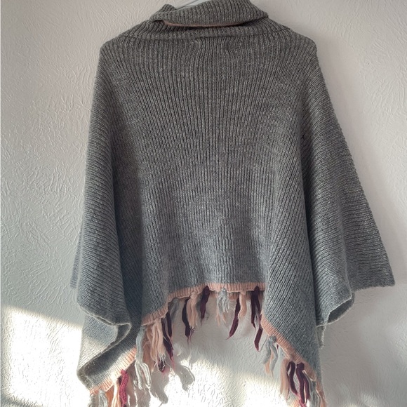 Libby Eldelman Gray turtleneck sweater with pink and grey fringe details - Picture 4 of 5